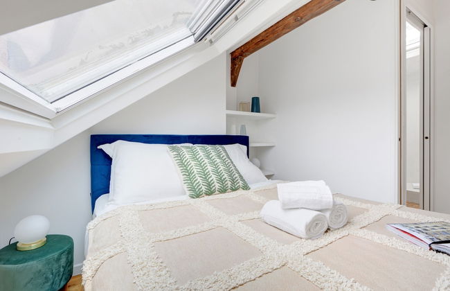 Cozy & Elegant Retreat Near Notre-Dame - Photo 9