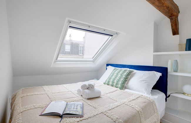 Cozy & Elegant Retreat Near Notre-Dame - Photo 2