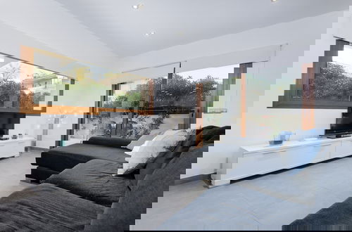 Foto 19 - Modern Holiday Home With Furniture