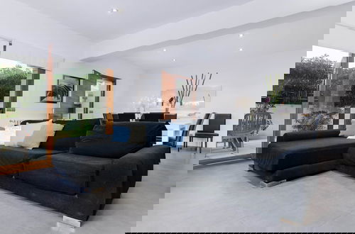 Foto 22 - Modern Holiday Home With Furniture