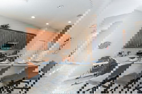Foto 11 - Beautiful 5 Bed Pool Home In Reunion-1223ms 5 Bedroom Home by RedAwning