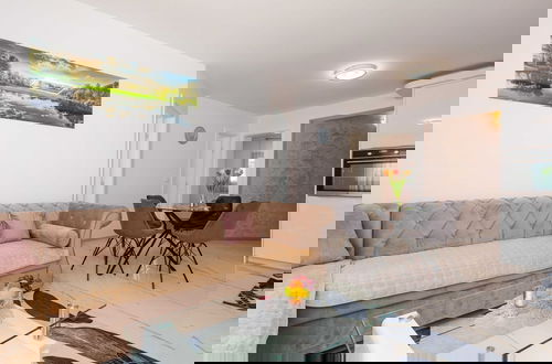 Foto 5 - Modern Apartment With Terrace and Private Parking Krk