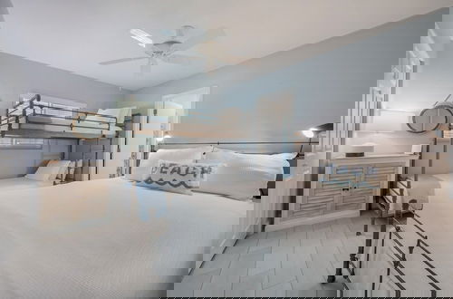 Foto 4 - Flamingo Bay 4 Bedroom Home by RedAwning
