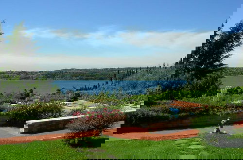 Foto 14 - Lovely Flat With Shared Pool and Amazing Lake View