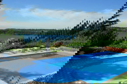 Foto 11 - Lovely Flat With Shared Pool and Amazing Lake View