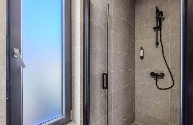 Luxury Apartment With Private Swimming Pool - Photo 20
