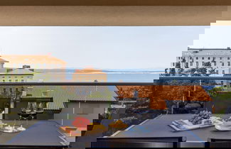 Foto 1 - Modern Home With Swimming Pool and sea View