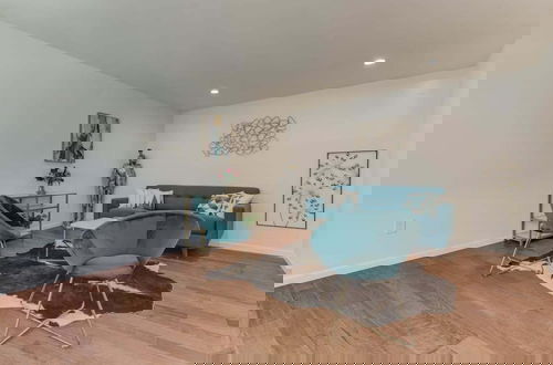 Photo 12 - @ Marbella Lane - Boho 'n Sleek Rtreat Pool Tble