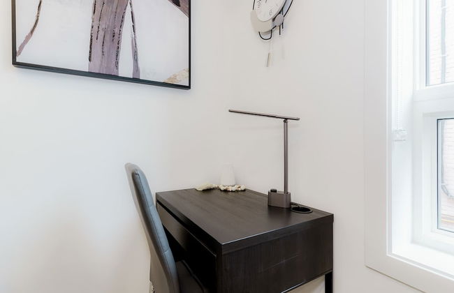 Elegant Suite—Near Kensington Market, Sleeps 8 - Photo 22