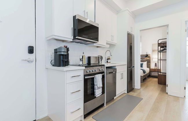 Elegant Suite—Near Kensington Market, Sleeps 8 - Photo 16