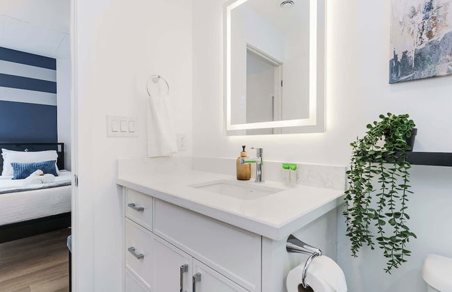 Elegant Suite—Near Kensington Market, Sleeps 8 - Photo 25