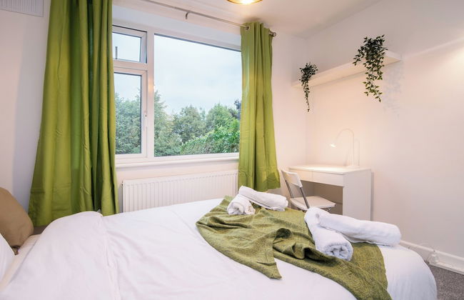 Michaelmas 2-bedroom Apartment in Coventry - Photo 2