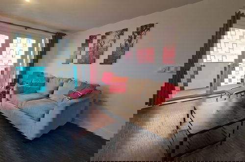 Photo 11 - Barking 2 Bed Apt With Parking & Good Travel Links