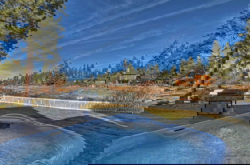 Foto 40 - Lakefront Estate with Views and Hot tub