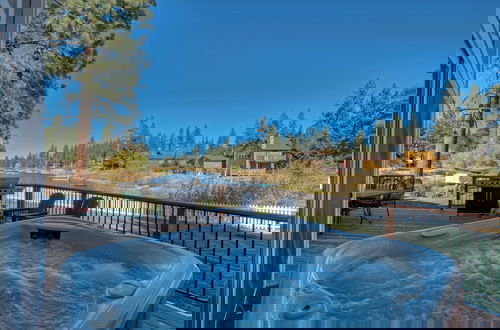 Foto 32 - Lakefront Estate with Views and Hot tub