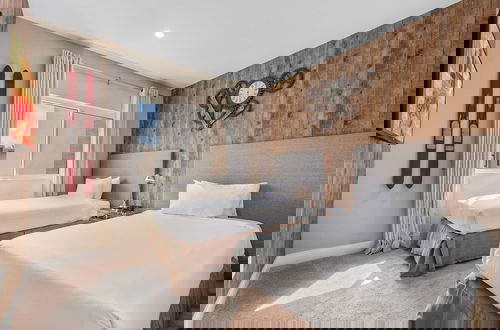 Foto 11 - Minutes to Disney Chic Dream Villa With Stunning Patio and Resort Perks