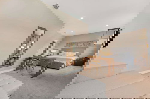 Foto 4 - Minutes to Disney Chic Dream Villa With Stunning Patio and Resort Perks