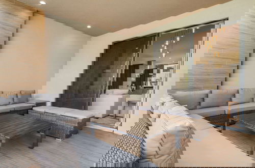 Foto 31 - Minutes to Disney Chic Dream Villa With Stunning Patio and Resort Perks