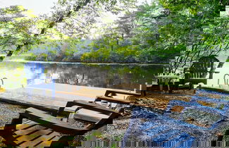 Foto 2 - Waterside Haven by Avantstay Lakefront Hot Tub Game Room Fire Pit
