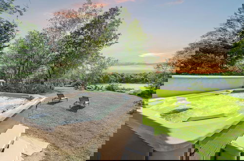 Foto 1 - Waterside Haven by Avantstay Lakefront Hot Tub Game Room Fire Pit