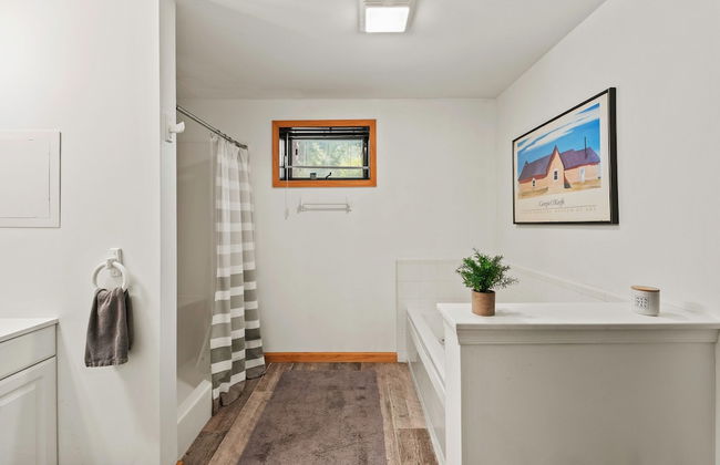 Waterside Haven by Avantstay Lakefront Hot Tub Game Room Fire Pit - Photo 33