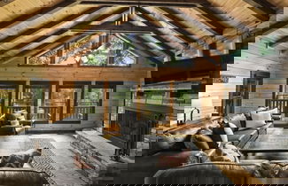 Foto 3 - Bankhead Lodge by Avantstay Waterfront Log Cabin