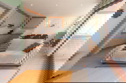 Foto 9 - Apartment With Terrace and Side sea View
