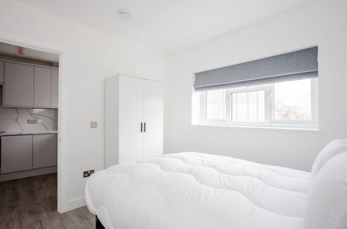 Foto 4 - Designer 2 Bedroom Apartment in West London