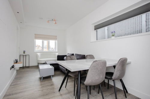 Photo 9 - Designer 2 Bedroom Apartment in West London