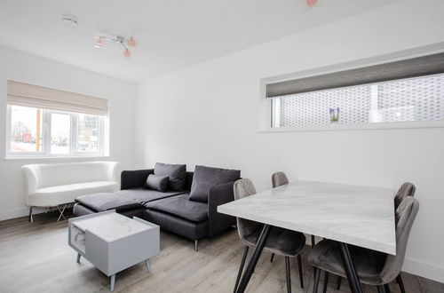 Photo 18 - Designer 2 Bedroom Apartment in West London