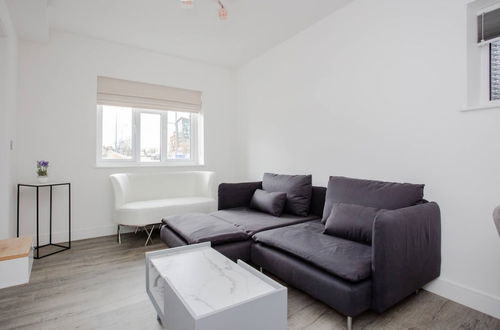 Photo 15 - Designer 2 Bedroom Apartment in West London