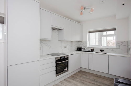 Photo 10 - Designer 2 Bedroom Apartment in West London