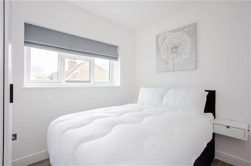 Foto 6 - Designer 2 Bedroom Apartment in West London