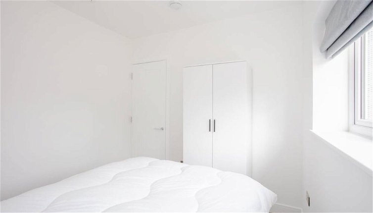 Photo 1 - Designer 2 Bedroom Apartment in West London