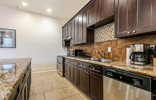 Carondelet Street Modern Suites - Photo 8