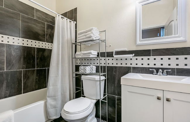 Carondelet Street Modern Suites - Photo 37