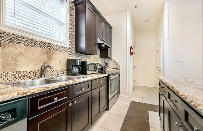Carondelet Street Modern Suites - Photo 9