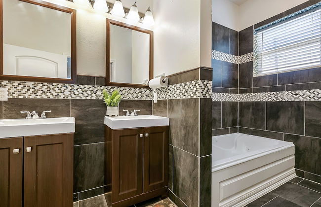 Carondelet Street Modern Suites - Photo 32
