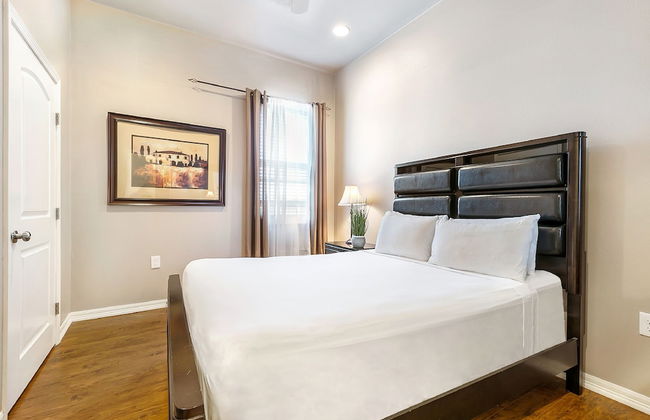 Carondelet Street Modern Suites - Photo 19