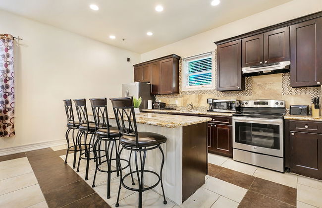 Carondelet Street Modern Suites - Photo 10
