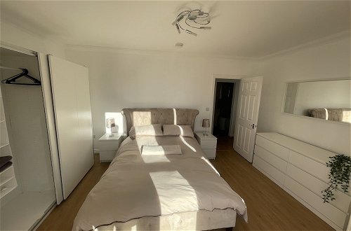 Photo 2 - Modern 2 bed Apartment With sea Views