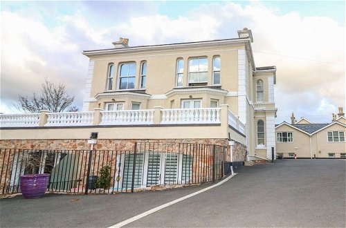 Photo 1 - Modern 2 bed Apartment With sea Views