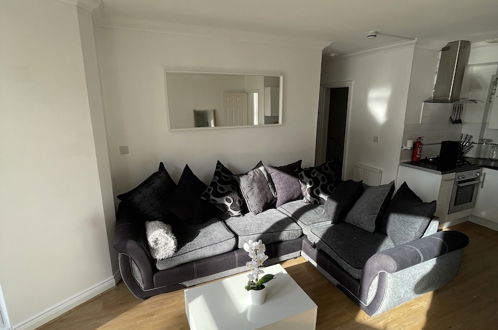 Photo 4 - Modern 2 bed Apartment With sea Views