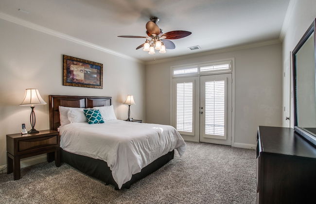 Beautifully furnished TownHome at shops - Photo 4
