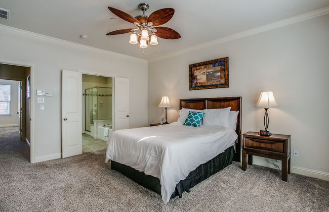 Beautifully furnished TownHome at shops - Photo 2