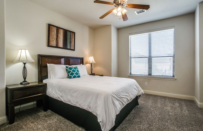 Beautifully furnished TownHome at shops - Photo 5