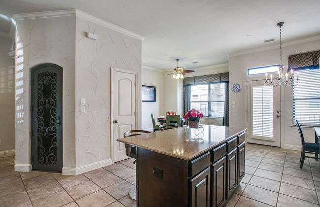 Beautifully furnished TownHome at shops - Photo 7