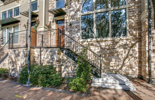 Beautifully furnished TownHome at shops - Photo 23