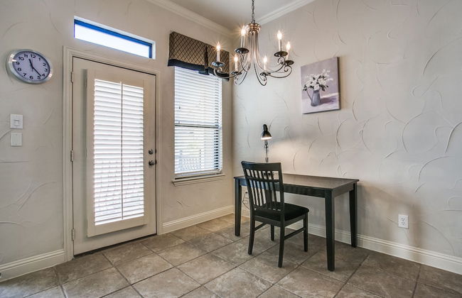 Beautifully furnished TownHome at shops - Photo 17