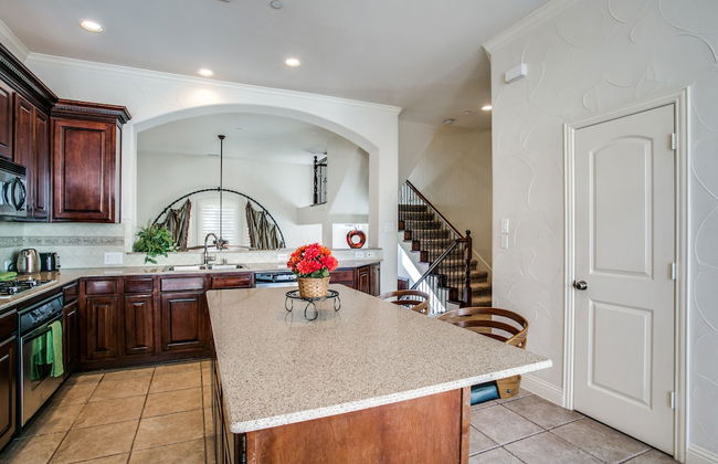 Beautifully furnished TownHome at shops - Photo 10